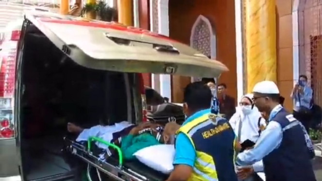 Jemaah haji sakit yang baru tiba di Debarkasi Surabaya dibawa ke Ambulance