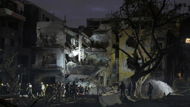 Serangan rudal menghancurkan Tel Aviv, Israel, Minggu, 15 Juni 2025