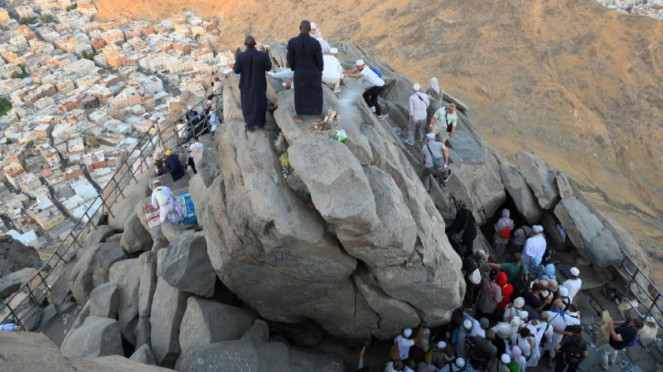 Jemaah haji dari berbagai negara antre memasuki Gua Hira di Makkah, Arab Saudi