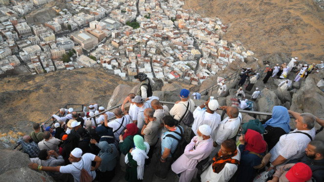 Jemaah haji dari berbagai negara antre memasuki Gua Hira di Makkah, Arab Saudi.