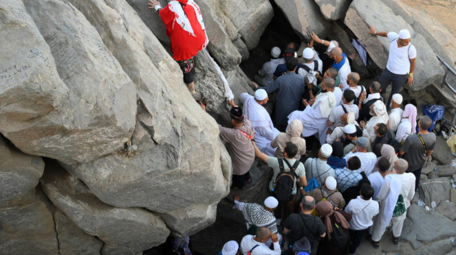 Jemaah haji dari berbagai negara antre memasuki Gua Hira di Makkah, Arab Saudi