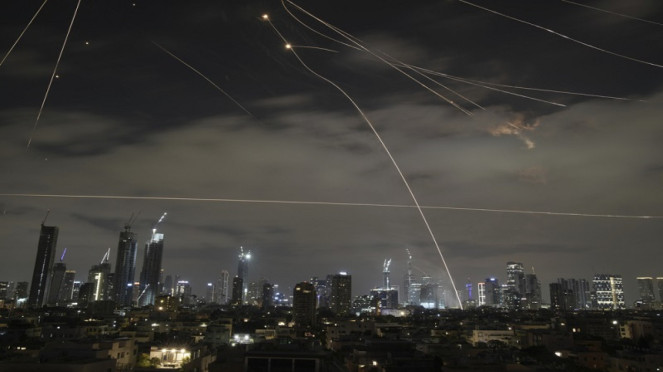Iron Dome Israel menghalau serangan udara Iran di wilayah Tel Aviv
