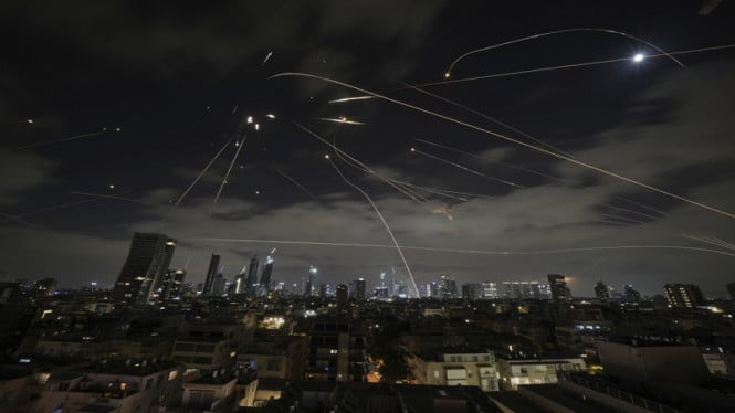 Iron Dome Israel menghalau serangan udara Iran di wilayah Tel Aviv