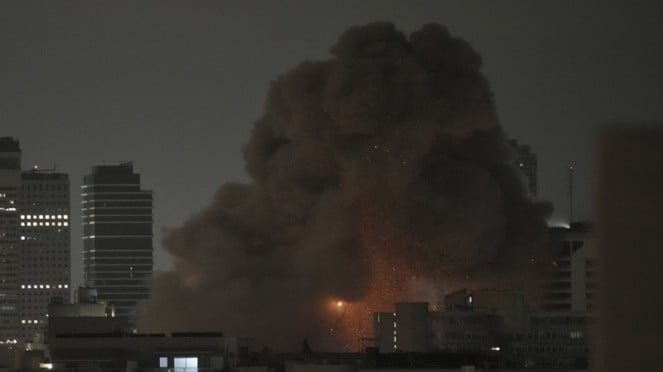 Ledakan akibat serangan rudal Iran di pusat kota Tel Aviv Israel