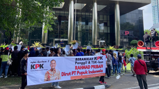 Massa yang tergabung dalam Koalisi Mahasiswa Hukum Indonesia