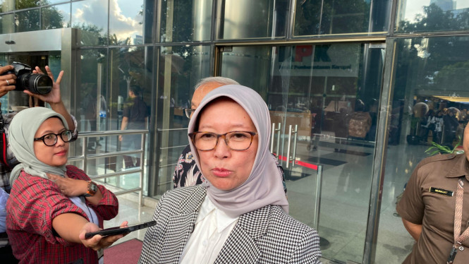 Kepala BPH Migas Erika Retnowati usai diperiksa menjadi saksi oleh penyidik KPK dalam kasus dugaan korupsi jual beli gas di PT PGN dengan PT IAE