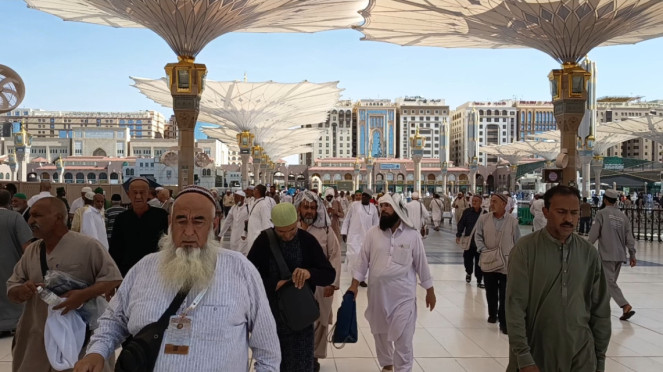 Jemaah dari mancanegara ke masjid Nabawi, Madinah, Padati Makam Rasulullah, Jemaah Haji Salat Arbain di Masjid Nabawi, Raudhatun Jannah/Raudhah (Taman Surga) di Masjid Nabawi, Ilustrasi suasana jemaah haji di Arab Saudi (dok: BP Haji), Menjelajah oleh-oleh di Pasar Dawoodiyah, Madinah, Jemaah dari mancanegara ke masjid Nabawi, Madinah, Kepulangan jemaah haji Indonesia melalui bandara AMAA, Madinah