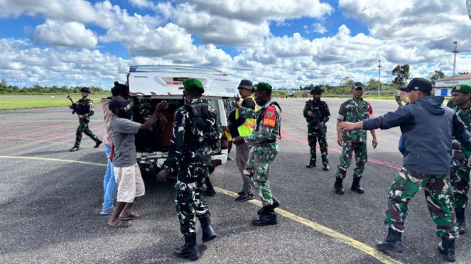 Evakuasi prajurit TNI dari Kodim 1715/Yahukimo, Serka Seger Mulyana