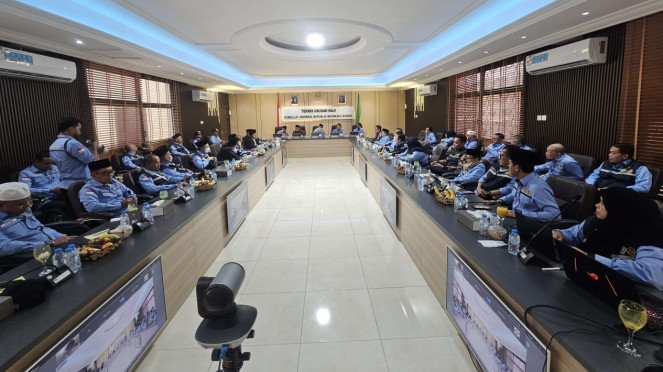 Menag Nasaruddin Umar pimpin rapat evaluasi bersama PPIH 2025 di Jeddah
