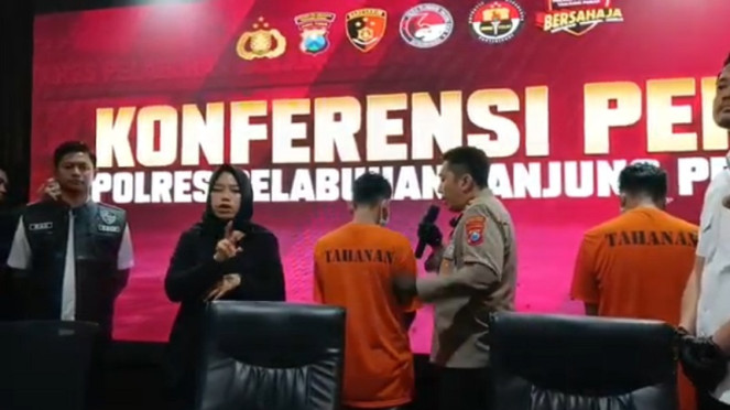 Polres Pelabuhan Tanjung Perak menangkap 2 admin Facebook gay di Surabaya