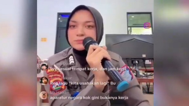 Polwan Polda Sumbar Brigadir Dhea Friesca Olla Febri karaokean saat jam kerja