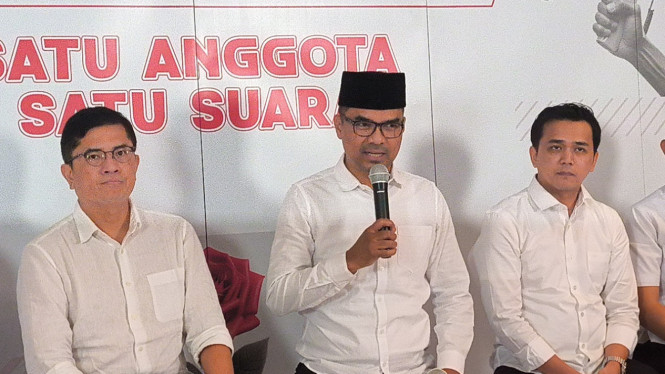 Kader Partai Solidaritas Indonesia (PSI), Ronald Aristone Sinaga atau Bro Ron (tengah) mendaftarkan diri sebagai caketum PSI di Kantor DPP PSI, Jakarta Pusat