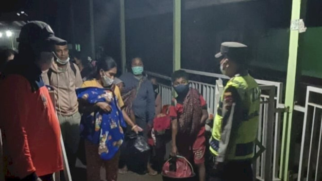 Proses evakuasi warga dari erupsi Gunung Lewotobi Laki-Laki 