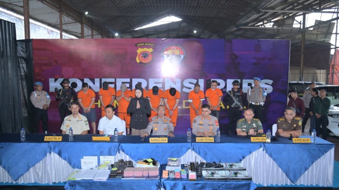 Polda Jabar merilis para tersangka judi kasino di kota Bandung