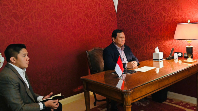 Sekretaris Kabinet Teddy Indra Wijaya bersama Presiden Prabowo Subianto