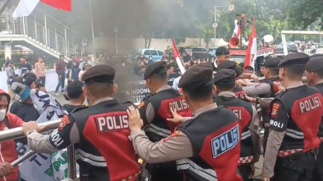 Polisi berjaga saat unjuk rasa di depan Gedung KPK