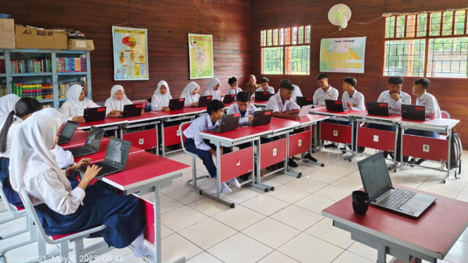 Siswa SMPN 7 Muara Kaman, Kabupaten Kutai Kartanegara, Kalimantan Timur.