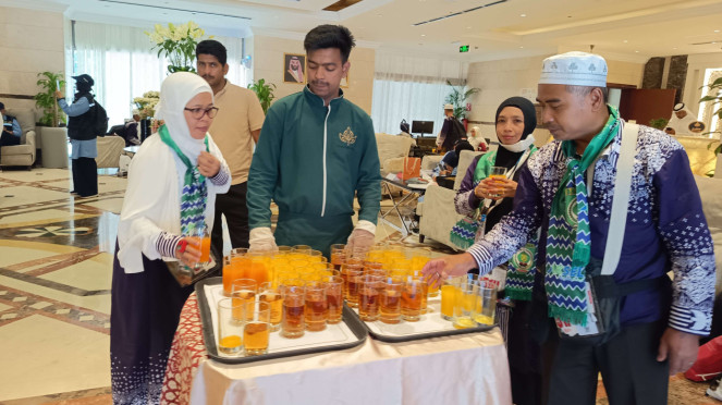 Jemaah gelombang 2 dapatkan welcome drink di Hotel Shaza Regency Plaza, Madinah, Kadaker Madinah M Lutfi Makki, Jemaah gelombang 2 dapatkan welcome drink di Hotel Shaza Regency Plaza, Madinah, Petugas sektor 1 siapkan kunci kamar hotel untuk diberikan ke karom jemaah, Karom 7 dari Kloter BDJ 7 Ahmad Rihandi