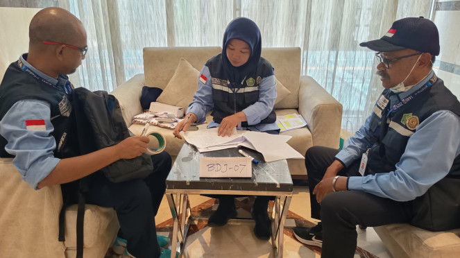Petugas sektor 1 siapkan kunci kamar hotel untuk diberikan ke karom jemaah, Kadaker Madinah M Lutfi Makki, Jemaah gelombang 2 dapatkan welcome drink di Hotel Shaza Regency Plaza, Madinah, Petugas sektor 1 siapkan kunci kamar hotel untuk diberikan ke karom jemaah, Karom 7 dari Kloter BDJ 7 Ahmad Rihandi