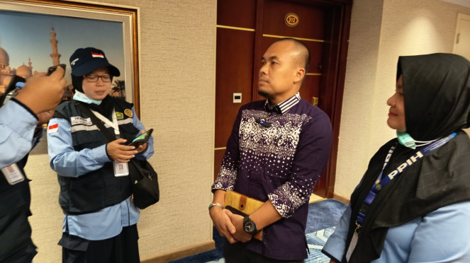 Karom 7 dari Kloter BDJ 7 Ahmad Rihandi, Kadaker Madinah M Lutfi Makki, Jemaah gelombang 2 dapatkan welcome drink di Hotel Shaza Regency Plaza, Madinah, Petugas sektor 1 siapkan kunci kamar hotel untuk diberikan ke karom jemaah, Karom 7 dari Kloter BDJ 7 Ahmad Rihandi
