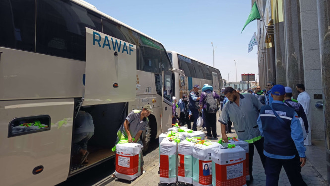 Koper-koper jemaah gelombang 2 diturunkan dari bus untuk dibawa ke kamar hotel, Kadaker Madinah M Lutfi Makki, Jemaah gelombang 2 dapatkan welcome drink di Hotel Shaza Regency Plaza, Madinah, Petugas sektor 1 siapkan kunci kamar hotel untuk diberikan ke karom jemaah, Karom 7 dari Kloter BDJ 7 Ahmad Rihandi