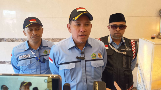 Kadaker Madinah M Lutfi Makki, Kadaker Madinah M Lutfi Makki, Jemaah gelombang 2 dapatkan welcome drink di Hotel Shaza Regency Plaza, Madinah, Petugas sektor 1 siapkan kunci kamar hotel untuk diberikan ke karom jemaah, Karom 7 dari Kloter BDJ 7 Ahmad Rihandi