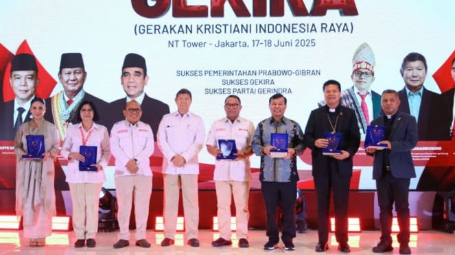 Penyerahan plakat penghargaan kepada para mantan Ketum Gekira.