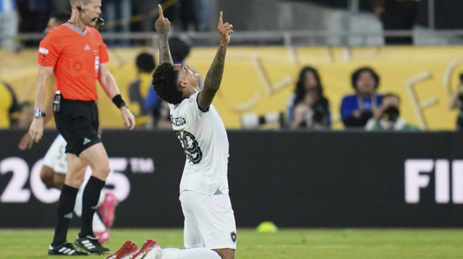 Pemain Botafogo, Igor Jesus rayakan gol ke gawang PSG