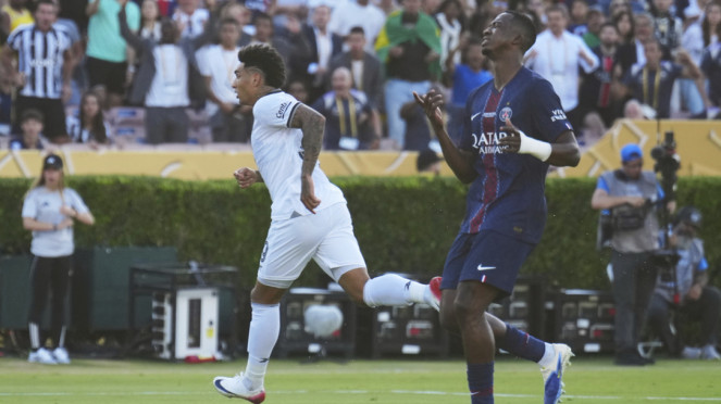 Pemain Botafogo, Igor Jesus rayakan gol ke gawang PSG
