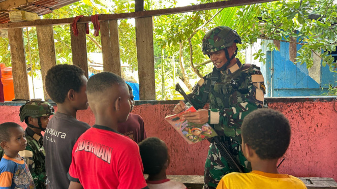 VIVA Militer: Satgas Yonif 753/AVT jadi guru di Keerom