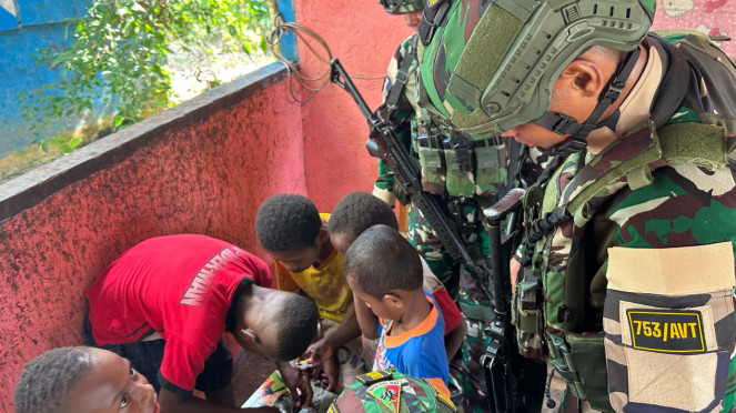 VIVA Militer: Satgas Yonif 753/AVT jadi guru di Keerom