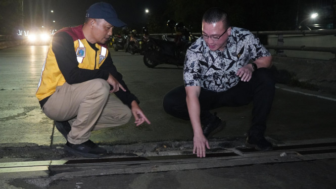 Anggota DPRD Jakarta Hardiyanto Kenneth meninjau jalan rusak di flyover