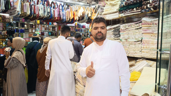 Ellyas pemilik toko Ali lil Hadiah, Kota Madinah