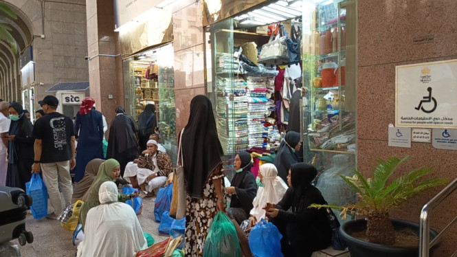 Usai belanja Jemaah duduk-duduk depan di toko Ali for gifts, Madinah