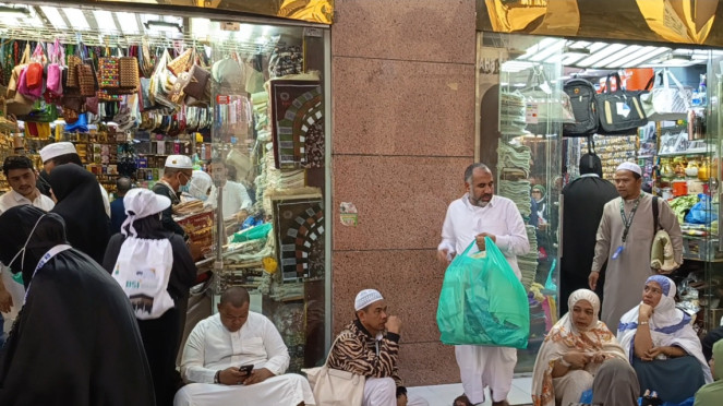 Usai belanja jemaah duduk-duduk di Toko Ali for Gifts, Madinah