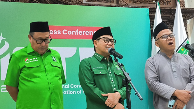 Ketua Umum Partai Kebangkitan Bangsa (PKB), Muhaimin Iskandar alias Cak Imin (tengah) di Kantor DPP PKB, Jakarta Pusat, Jumat, 20 Juni 2025
