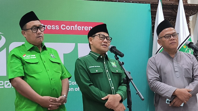 Ketua Umum Partai Kebangkitan Bangsa (PKB), Muhaimin Iskandar alias Cak Imin (tengah) di Kantor DPP PKB, Jakarta Pusat, Jumat, 20 Juni 2025