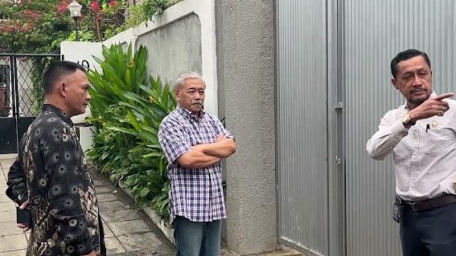 Hayono Isman Maksa Masuk ke Rumah Djan Faridz (doc: istimewa), Maskapai Saudi Airlines mendarat darurat di Bandara Kualanamu, Deliserdang, TNI lakukan tindakan darurat di Bandara Kualanamu, Hayono Isman Maksa Masuk ke Rumah Djan Faridz (doc: istimewa), Pimpinan Ponpes Tajul Alawiyyin, Habib Bahar bin Smith, Dua pelaku penganiayaan dan pencabulan adik Habib Bahar bin Smith., Satria Johanda alias Wanda, pelaku pembunuhan di Padang Pariaman