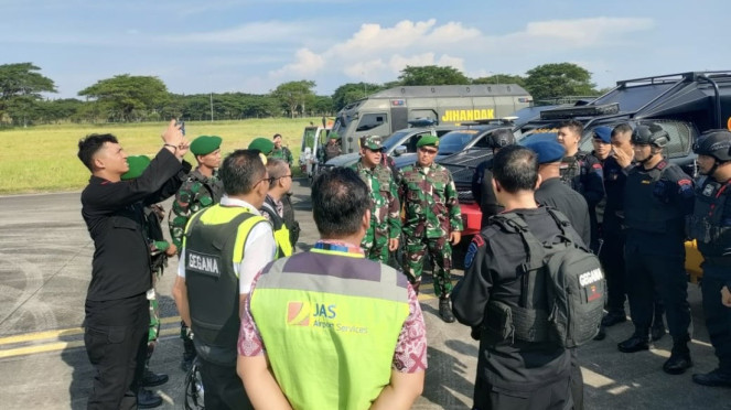 TNI lakukan tindakan darurat di Bandara Kualanamu, Maskapai Saudi Airlines mendarat darurat di Bandara Kualanamu, Deliserdang, TNI lakukan tindakan darurat di Bandara Kualanamu, Hayono Isman Maksa Masuk ke Rumah Djan Faridz (doc: istimewa), Pimpinan Ponpes Tajul Alawiyyin, Habib Bahar bin Smith, Dua pelaku penganiayaan dan pencabulan adik Habib Bahar bin Smith., Satria Johanda alias Wanda, pelaku pembunuhan di Padang Pariaman