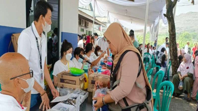 Pemulung mengikuti kegiatan pengobatan gratis yang digelar IPI.