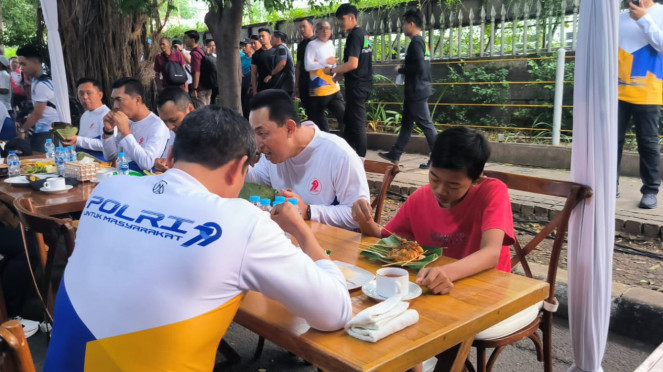 Kapolri Jenderal Listyo Sigit Prabowo sarapan bareng dengan masyarakat