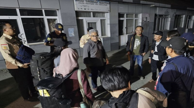 Dubes RI untuk Iran Rolliansyah Soemirat bersama WNI jelang evakuasi