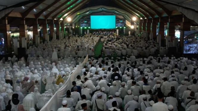 Ribuan jamaah tarekat Naqsyabandiyah Khalidiyah.