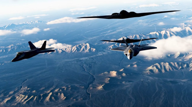 Dua pesawat pengebom B-2 Spirit AS dikawal ke Jet tempur F-22 Raptor
