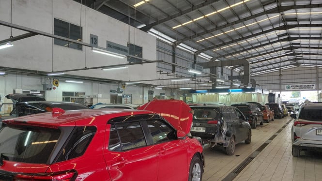 Suasana service mobil