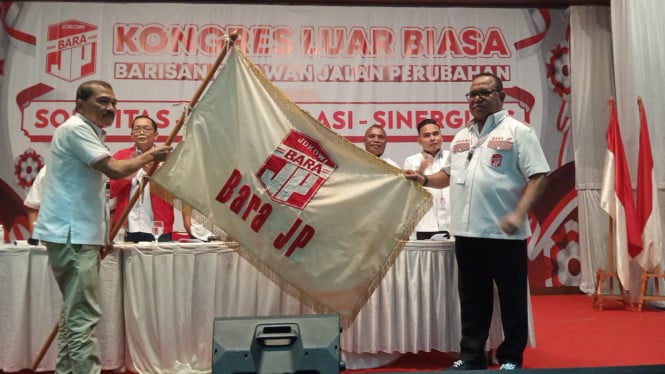 Ketua Umum BaraJP 2013-2019 Sihol Manullang (kiri), menyerahkan pataka/bendera BaraJP kepada Frans Ansanay (kanan), yang terpilih menjadi ketua umum 2025-2030 dalam Kongres Luar Biasa (KLB) di Jakarta Kamis 19 Juni 2025.
