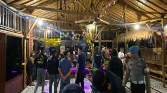 Polisi gerebek pesta gay di sebuah vila di Puncak Bogor, Jabar.