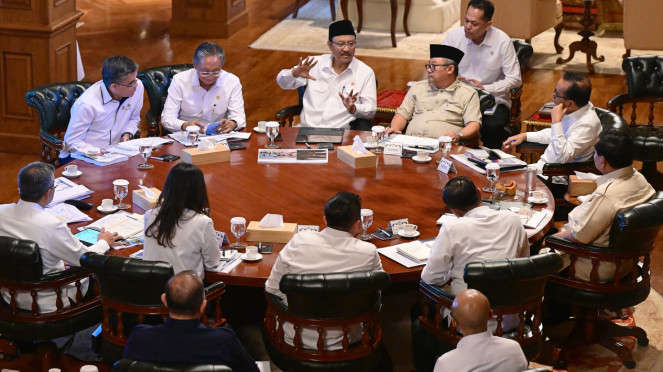 Presiden RI Prabowo Subianto saat menggelar ratas terkait sekolah rakyat di kediamannya di Hambalang, Bogor, Jawa Barat (sumber foto: Muchlis Jr - Biro Pers Sekretariat Presiden)