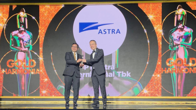 [Chief of Corporate Human Capital Development Astra, Aloysius Budi Santoso (kiri), saat menerima penghargaan utama HR Asia Best Companies To Work For In Asia 2025 dalam perhelatan HR Asia Best Companies To Work For In Asia 2025]