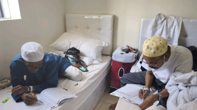 Jemaah haji di hotel sedang mengisi kuesioner BPS